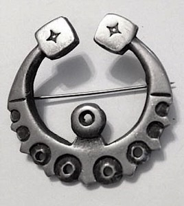 Brooch 33
EH